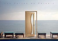 Une porte en bois est ouverte sur l'océan à côté d'une piscine.