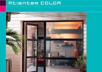 Une photo d'une maison avec une porte coulissante en verre.