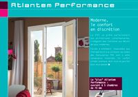 Il y a une photo d'un salon avec une porte coulissante en verre.