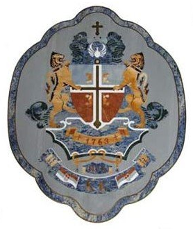 Stemma decorativo con croce, due leoni e la data 1763 su scudo grigio