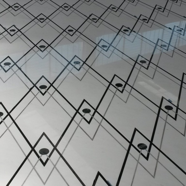 Motivo geometrico astratto di linee a rombo nere e blu su una superficie bianca