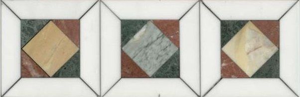 Tre blocchi geometrici incorniciati per patchwork, con motivi a rombi nei colori beige, grigio, rosso e bianco.