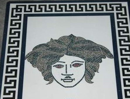 Cornice decorativa in bianco e nero con un volto stilizzato centrato su sfondo bianco.