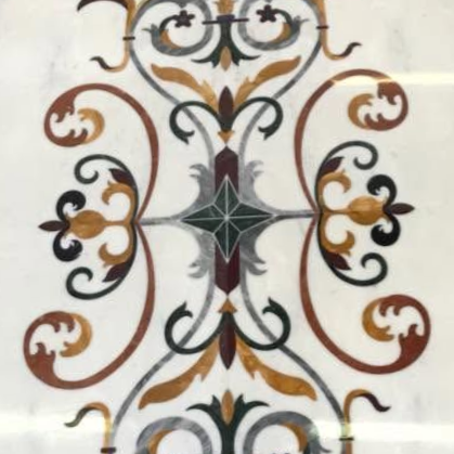 Elegante motivo floreale simmetrico in marrone, nero e oro con una stella verde al centro.