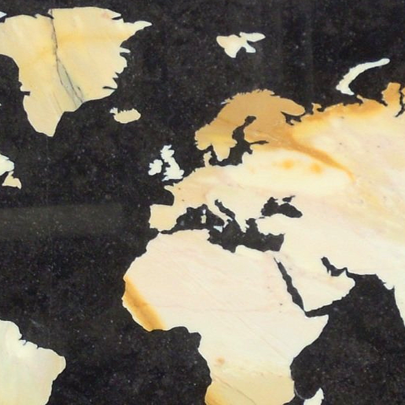 Mappa del mondo astratta, dorata e bianca, su sfondo scuro.