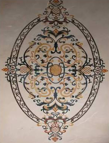 Medaglione floreale ovale decorato nei colori nero, oro e blu su sfondo chiaro.
