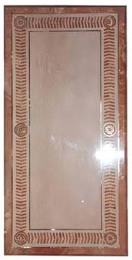Pannello rettangolare beige con bordo decorato marrone e superficie centrale lucida.