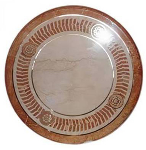 Piatto decorativo in ceramica marrone con centro beige e bordo decorato, visto dall'alto.