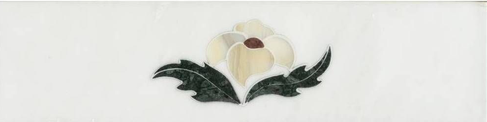 Fiore bianco stilizzato con foglie verde scuro su sfondo chiaro.