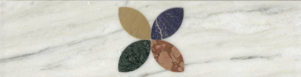 Quattro piastrelle a forma di foglia nei colori beige, blu navy, verde e pesca, disposte a formare un fiore su una superficie di marmo chiaro.