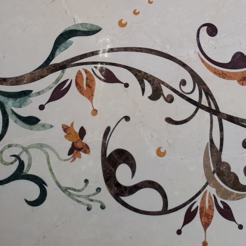 Vite ornamentale con foglie arricciate marroni e verdi su sfondo bianco.