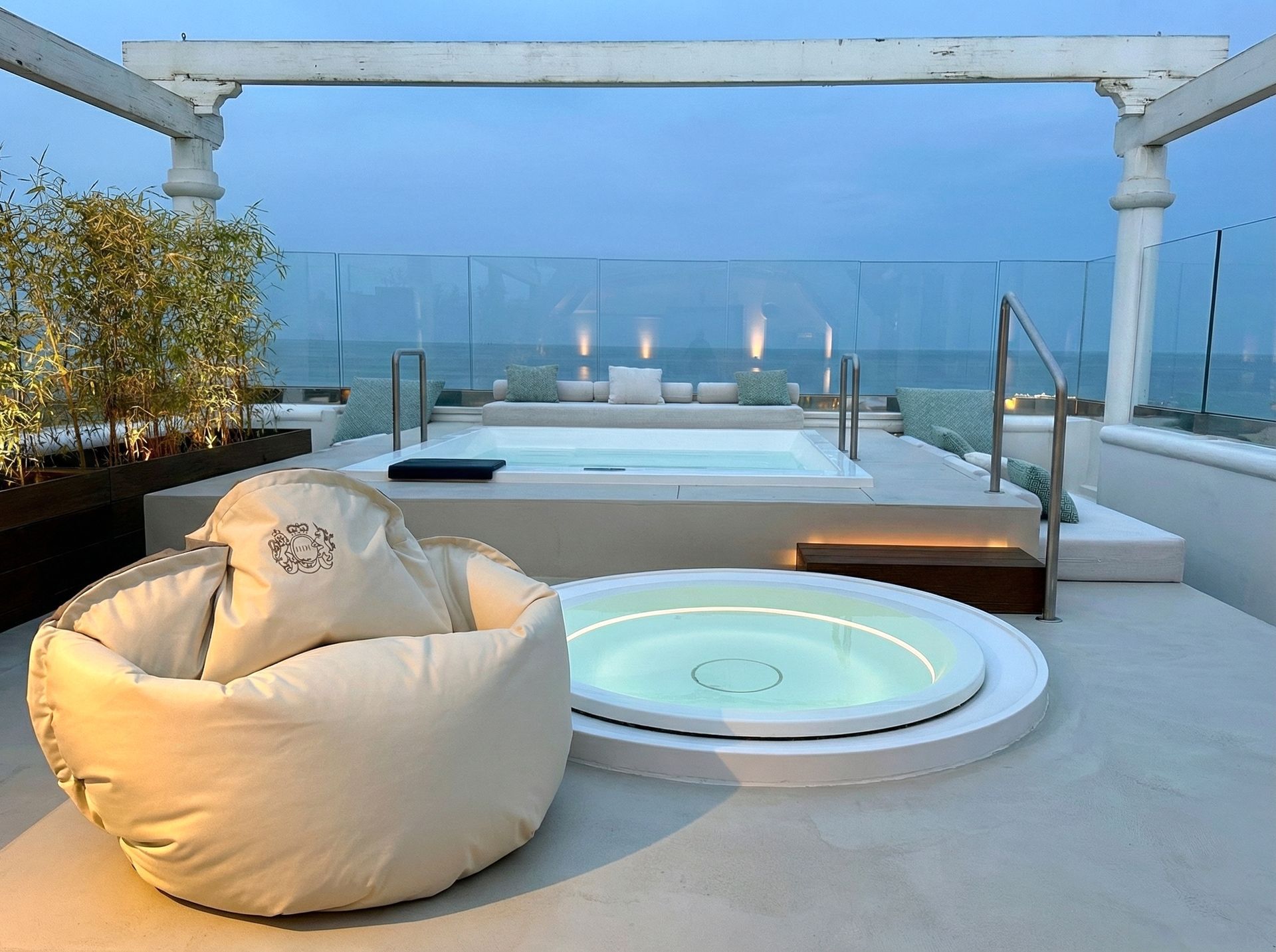 poltrona sacco nuvola arredamento esterno design impermeabile luxury Hotel De Londres