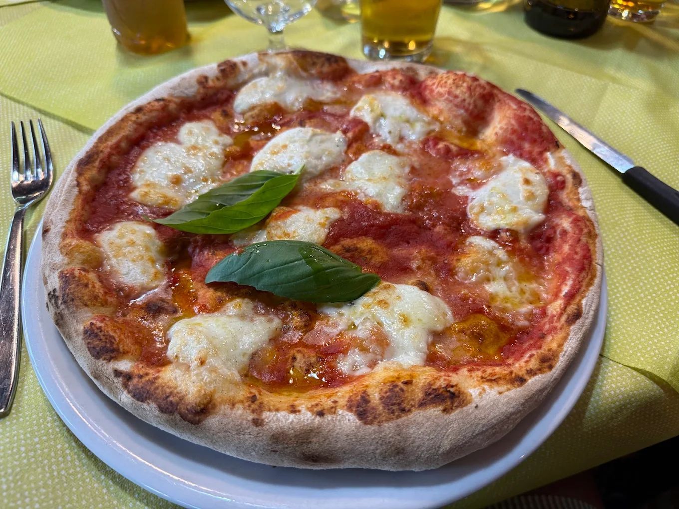 Un uomo che trasporta un vassoio di cibo nella cucina accogliente di un ristorante, guardando in alto.