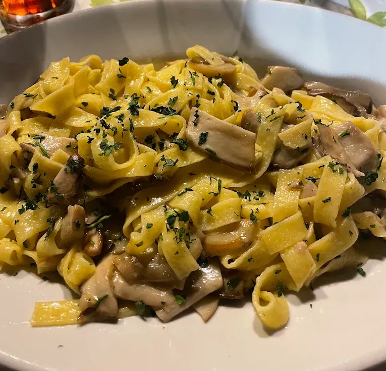 Piatto di pasta al sugo di pomodoro su un piatto bianco.