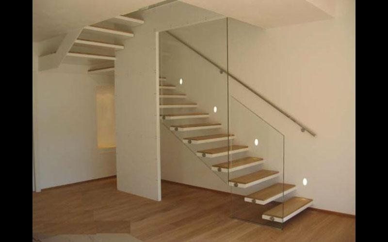 Scala in aggetto con protezioni in vetro, acciaio inox e pannellature in lamierato bianco