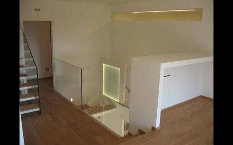 Particolari vano scala con elementi di protezioni e finitura in acciaio verniciato bianco e vetro