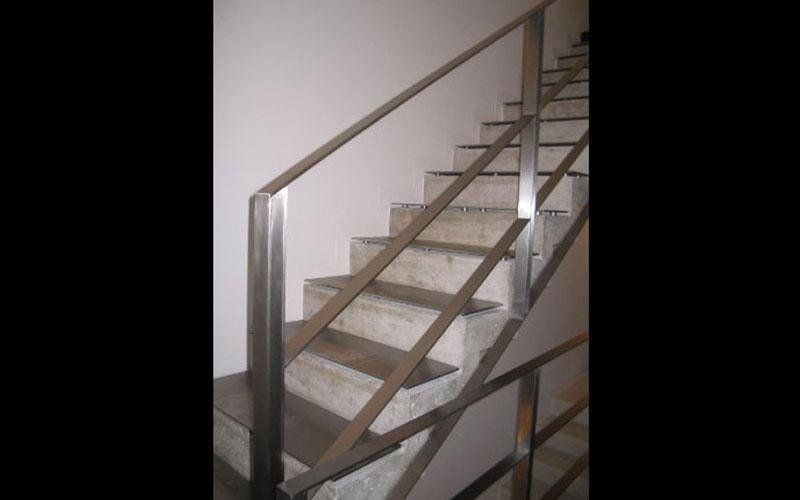 Scala in cemento con pedate e protezioni in acciao inox