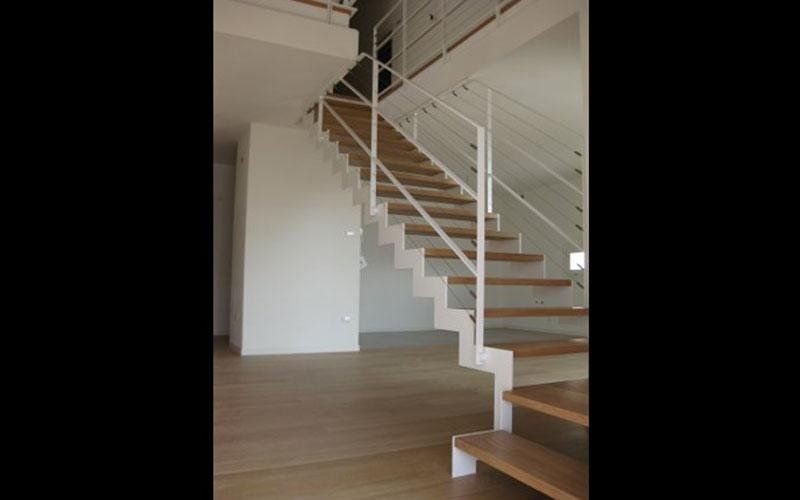 Scala in metallo e legno