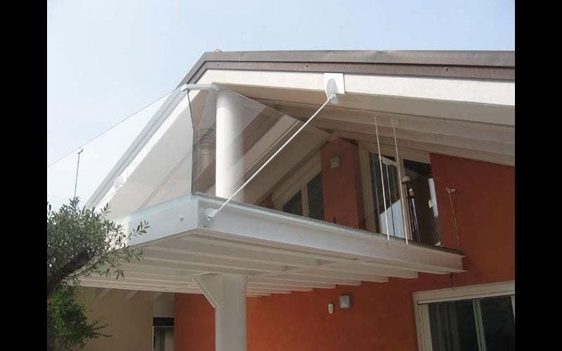 balustra in vetro e struttura  terrazzo bianco