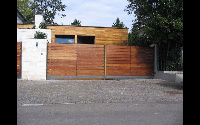 Cancello a due ante con rivestimento in legno