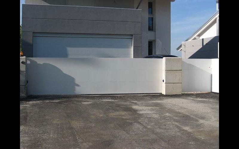 Cancello a scorrere lungo bianco 9010