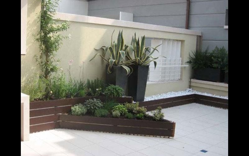 Elementi in cor-ten di bordura terrazzo