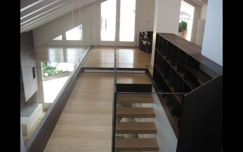 Libreria in cor-ten a protezione vano scale