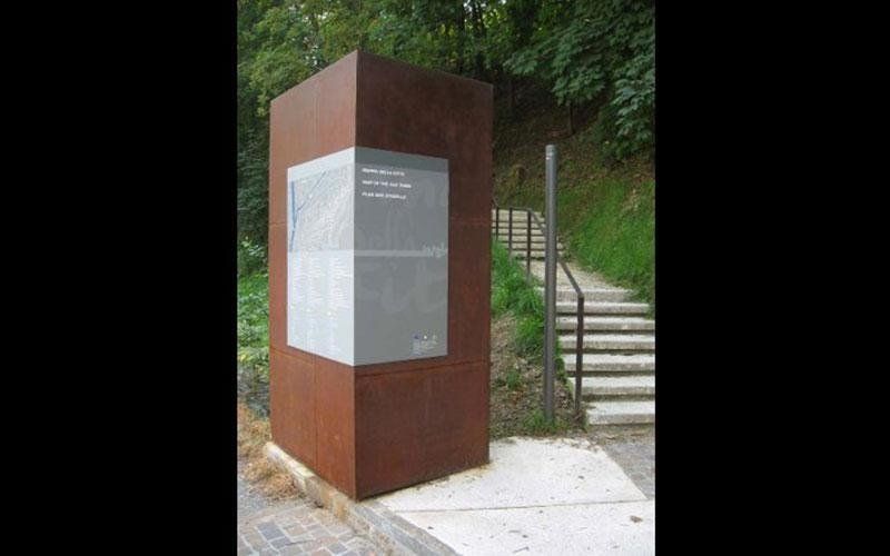 Elementi in cor-ten di Elemento in acciaio cor-ten per arredo urbano bordura terrazzo