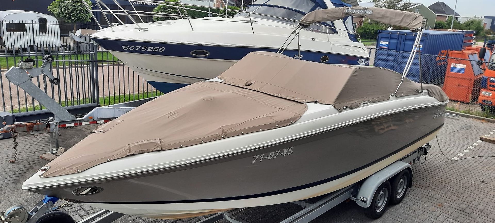 Bootkap reparatie voor deze speedboot van het merk Cobalt