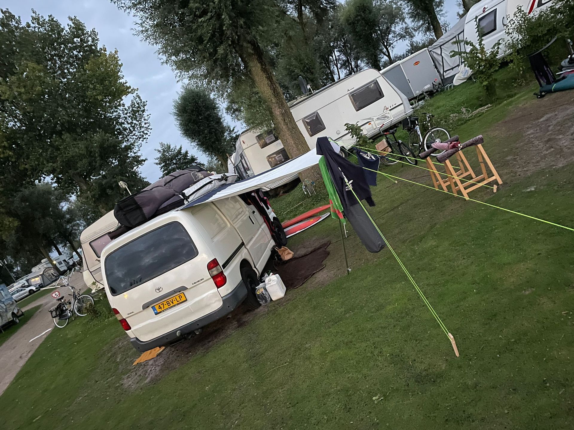 Voortent op maat gemaakt voor deze marktwagen