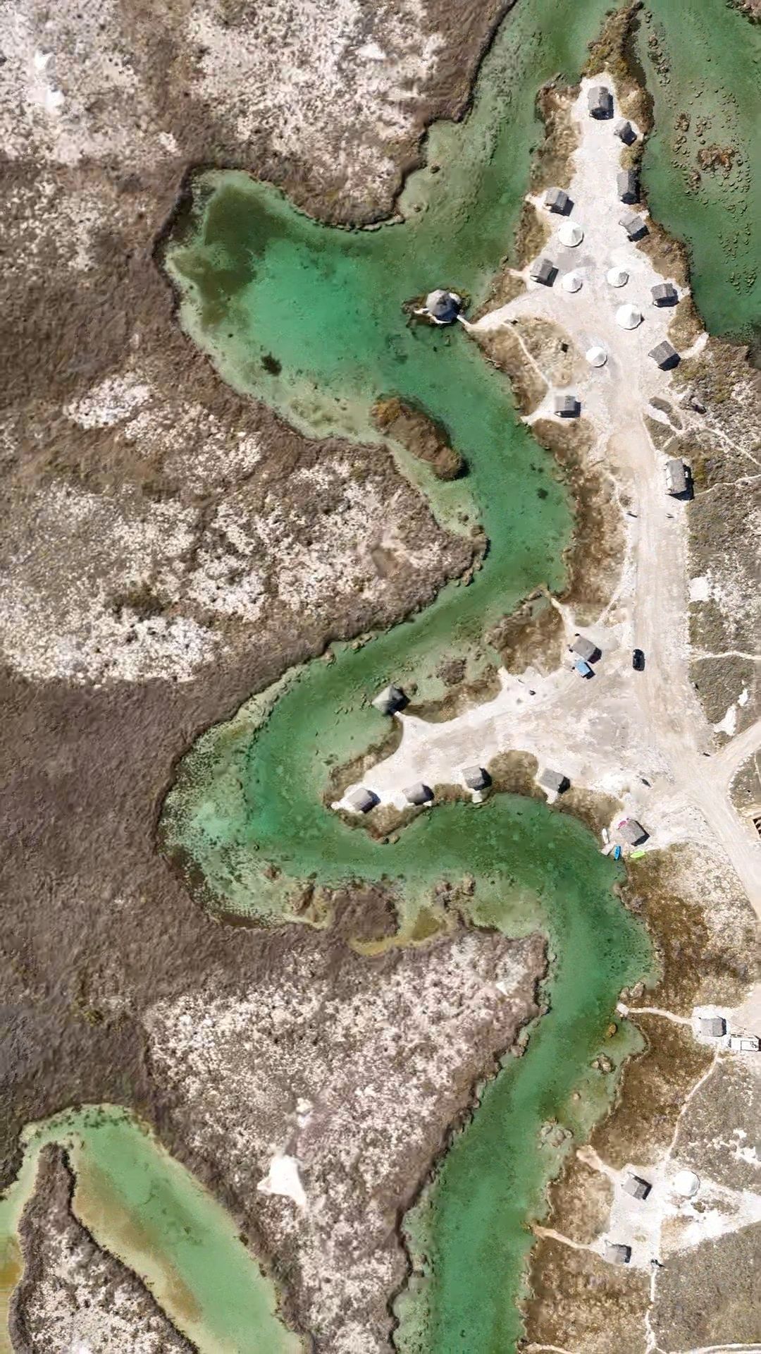 Una vista aérea de un cuerpo de agua con un río que lo atraviesa.