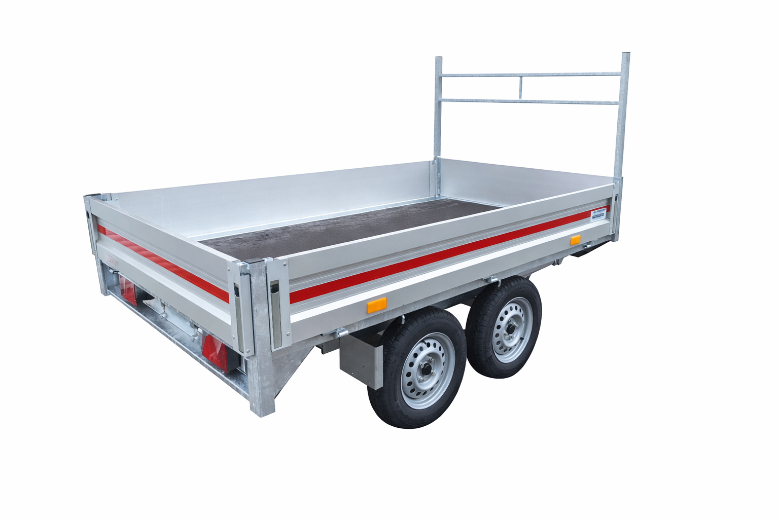 Een metalen aanhanger met dubbele as, zilverkleurige zijkanten, een rode streep en een ladderrek aan de voorzijde, op een witte achtergrond.