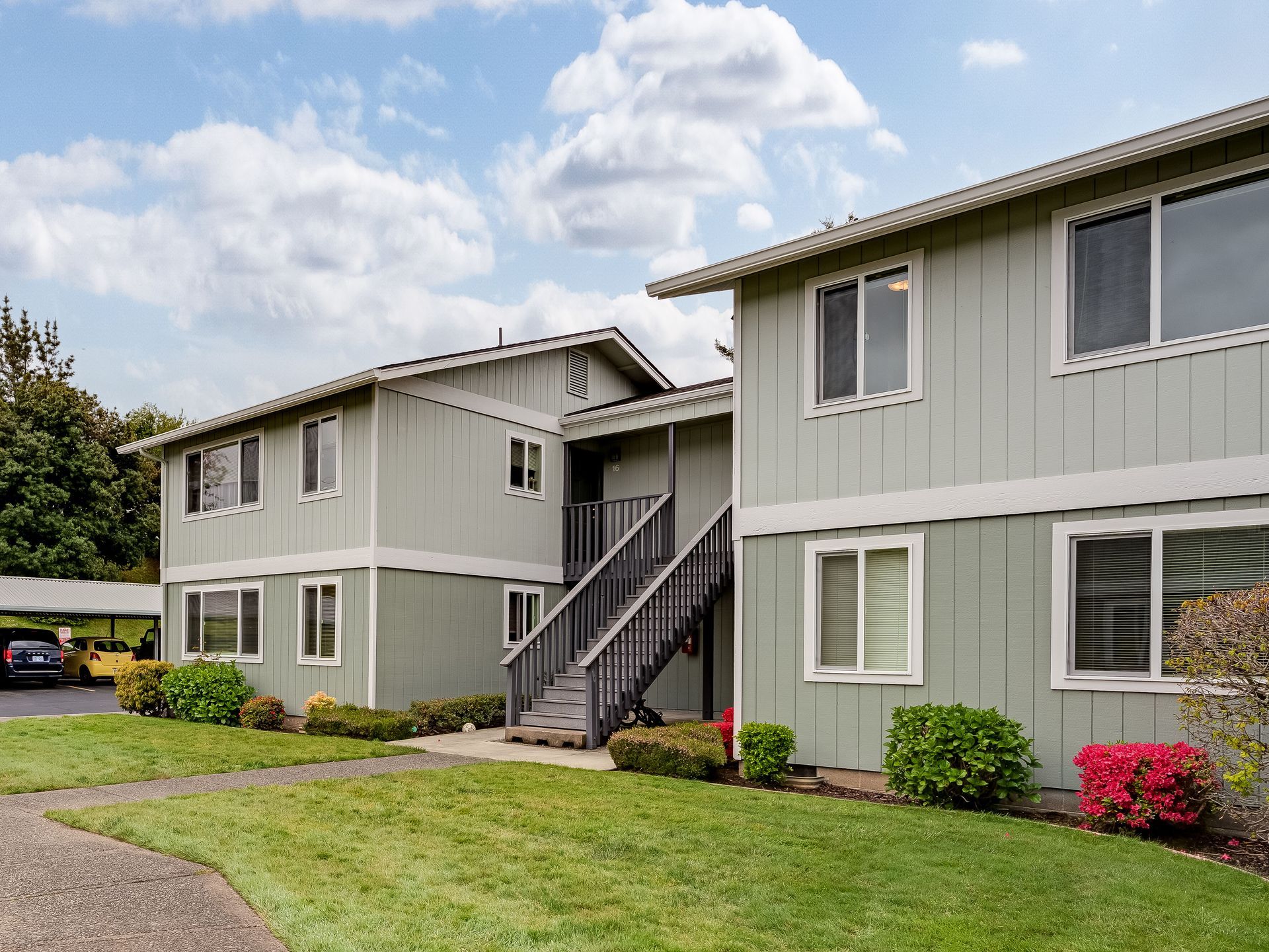 Southridge Apartments - Click to link to Southridege Apartments Information page.