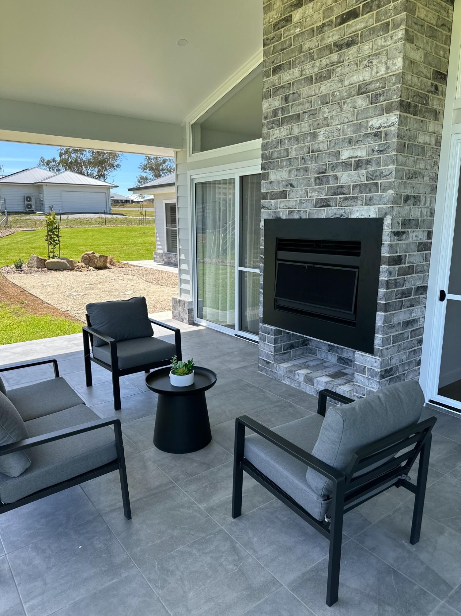 A bathroom with two sinks and a toilet.