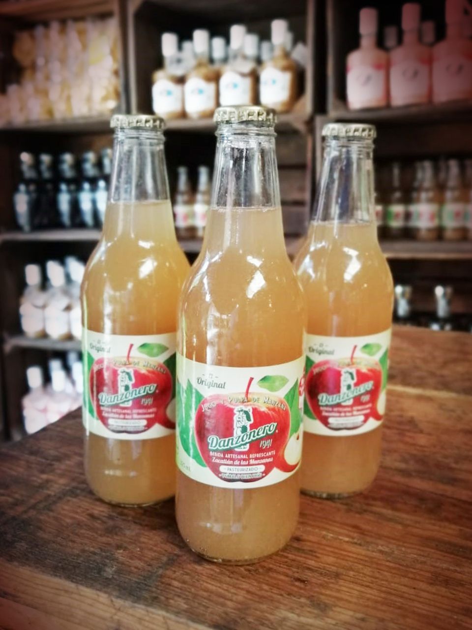 1 Caja de 24 pzas. Jugo de manzana 100% natural