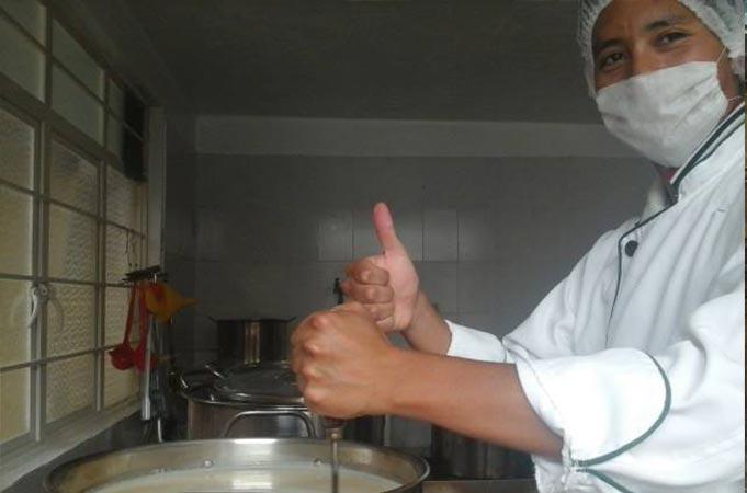 Un chef con una máscara está haciendo un gesto de aprobación con el pulgar hacia arriba.