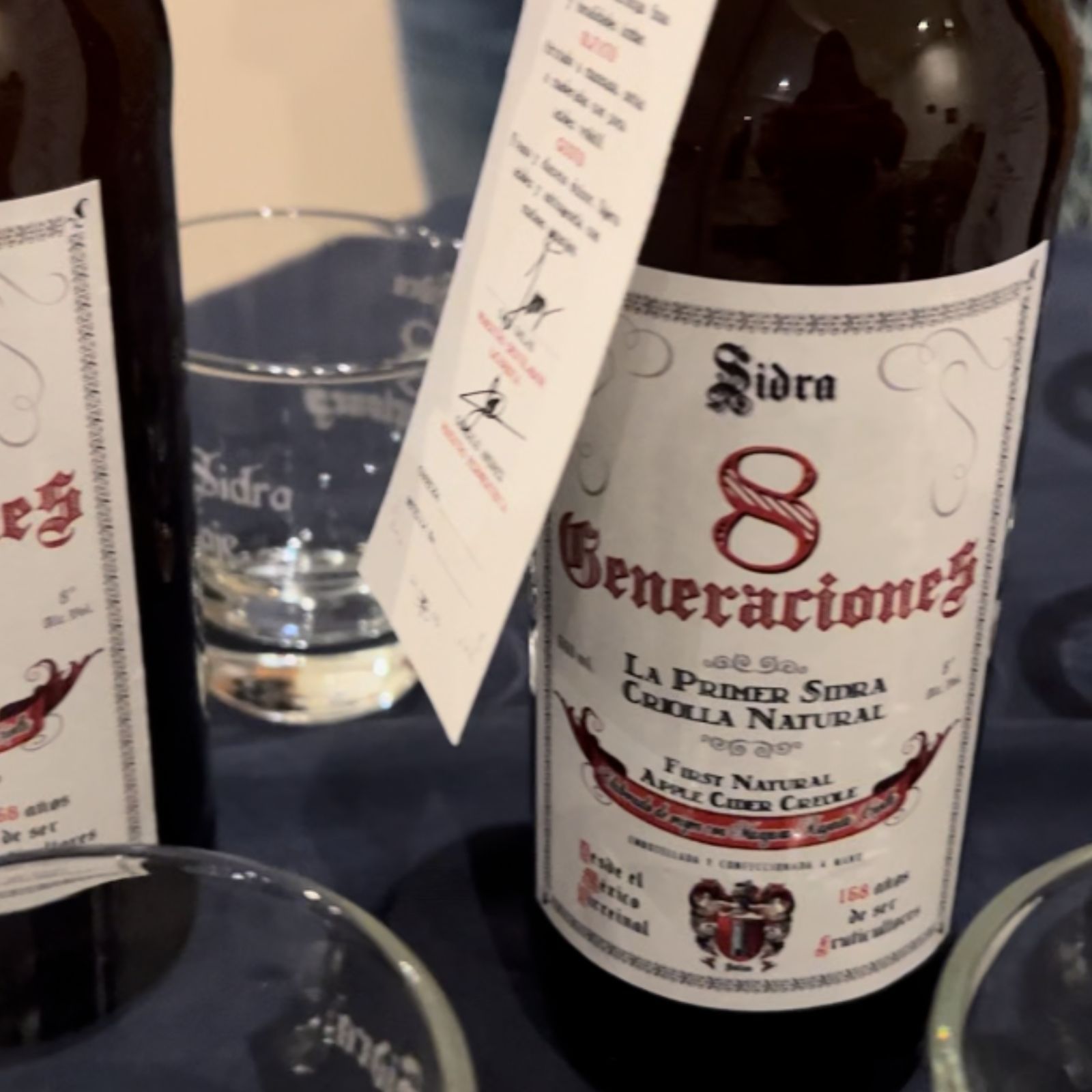 Una botella de sidra de 8 generaciones reposa sobre una mesa