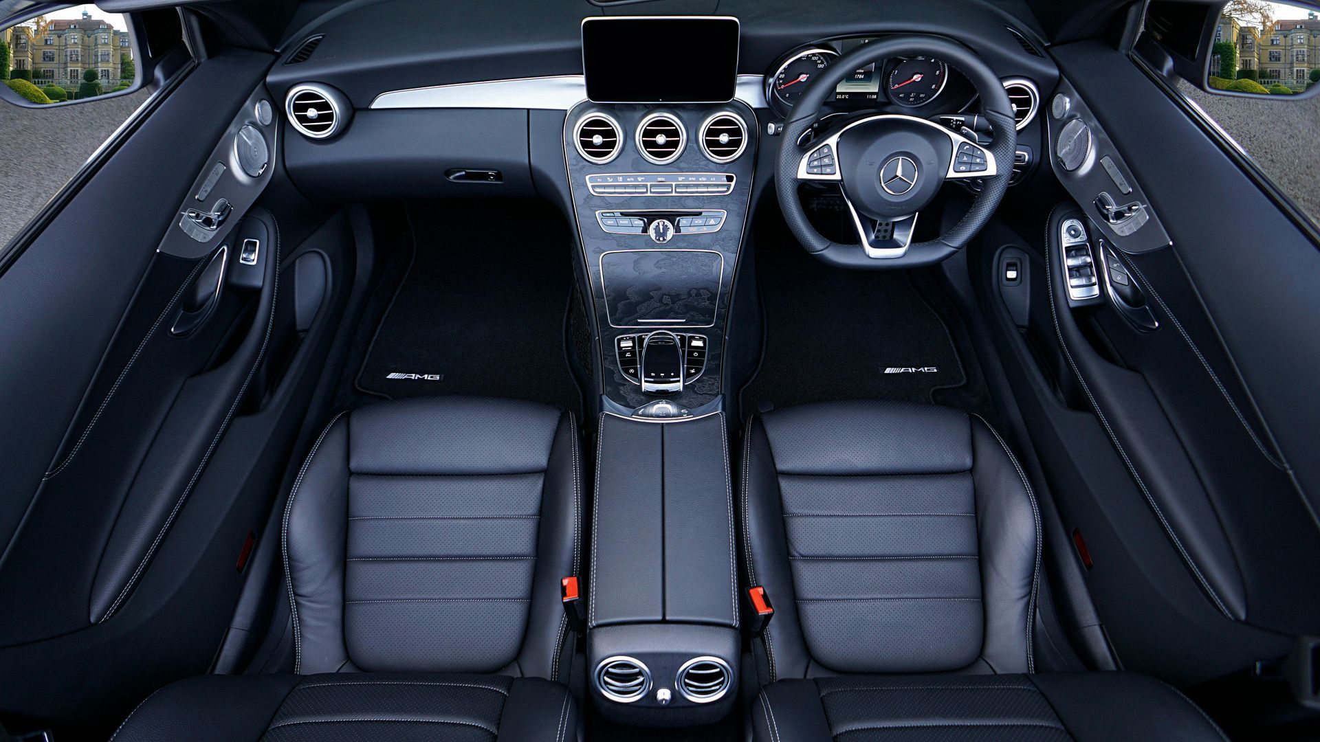 Intérieur de voiture de luxe avec sièges en cuir noir, console centrale et volant