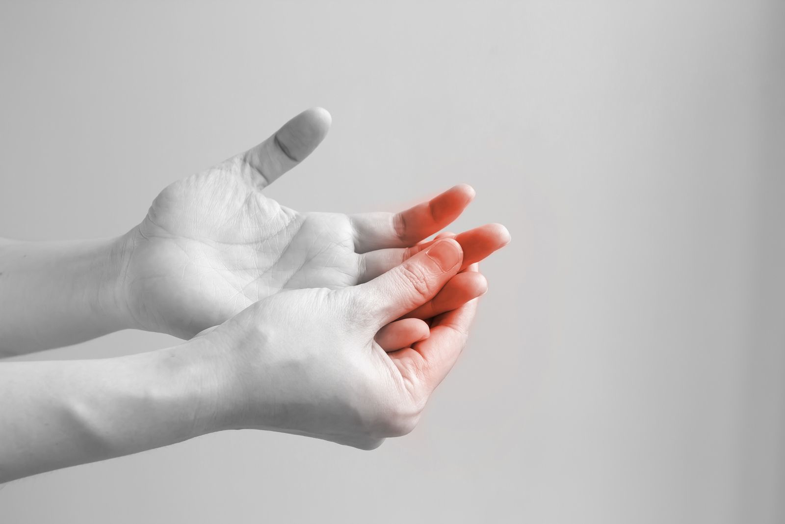 A person is feeling a pain on her hands