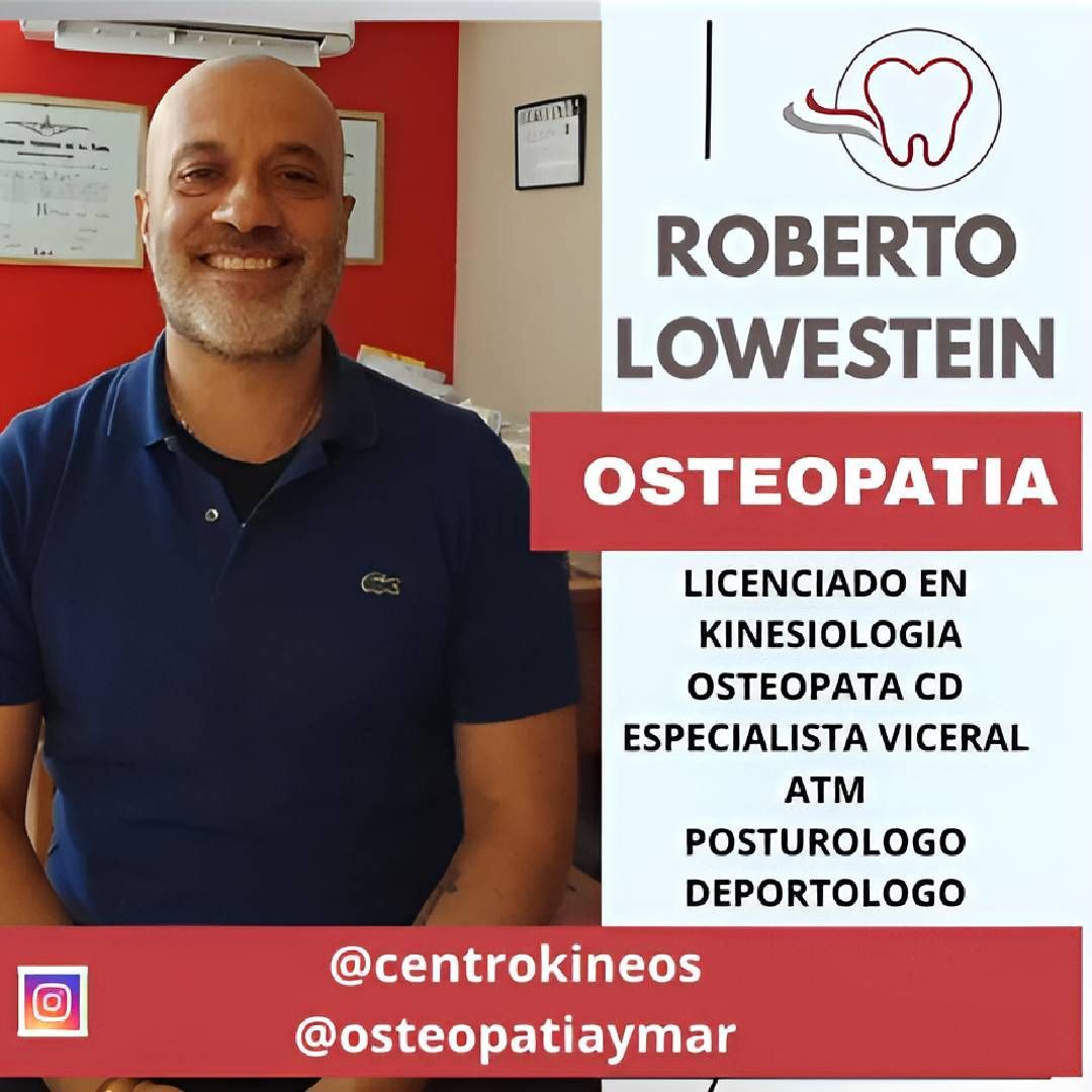 Hombre sonriendo junto a un letrero de la clínica Roberto Lowestein de Osteopatía y Kinesiología.