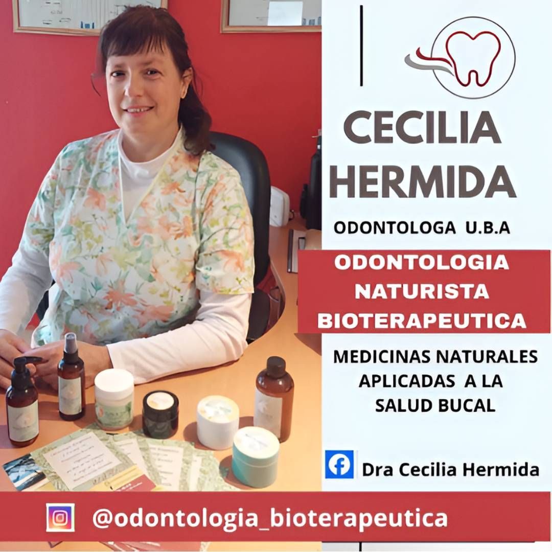 Cecilia Hermida sentada a una mesa con frascos, junto a un cartel promocional de naturopatía dental en rojo y blanco.