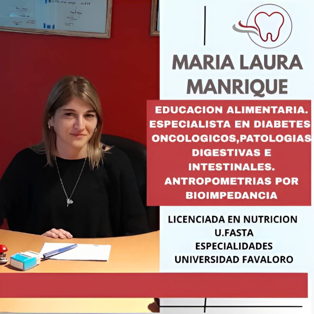 Mujer sentada en un escritorio junto a un póster de nutrición médica con texto en español sobre un fondo rojo y blanco.