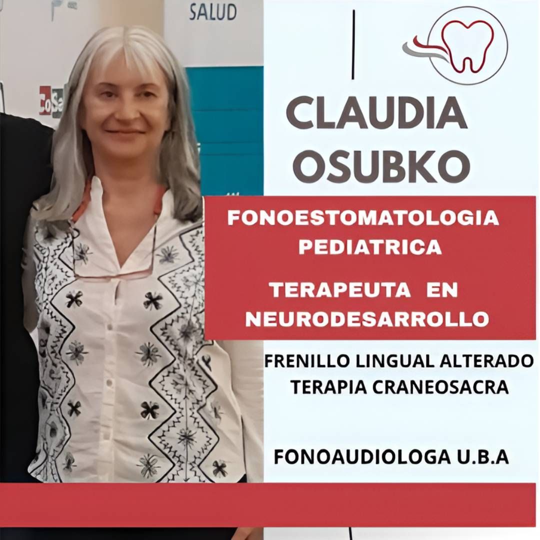 Claudia Osubko posa junto a un cartel rojo y blanco que anuncia los servicios de fonoaudiología pediátrica.