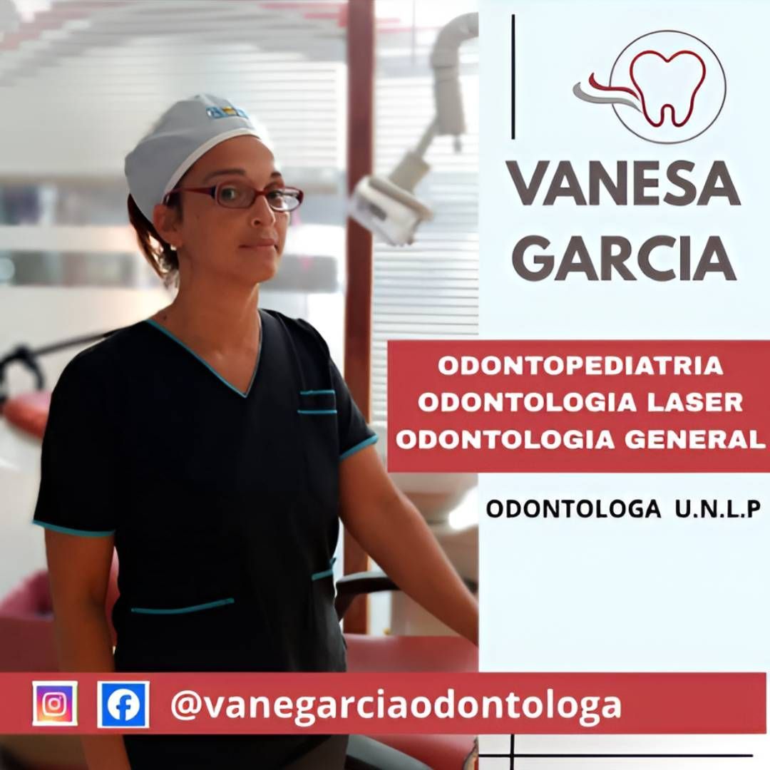 Dentista con bata negra junto a la imagen corporativa de la clínica Vanesa Garcia.