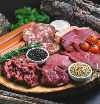 Carnes cruas variadas: linguiças, carne moída, bife e outros cortes
