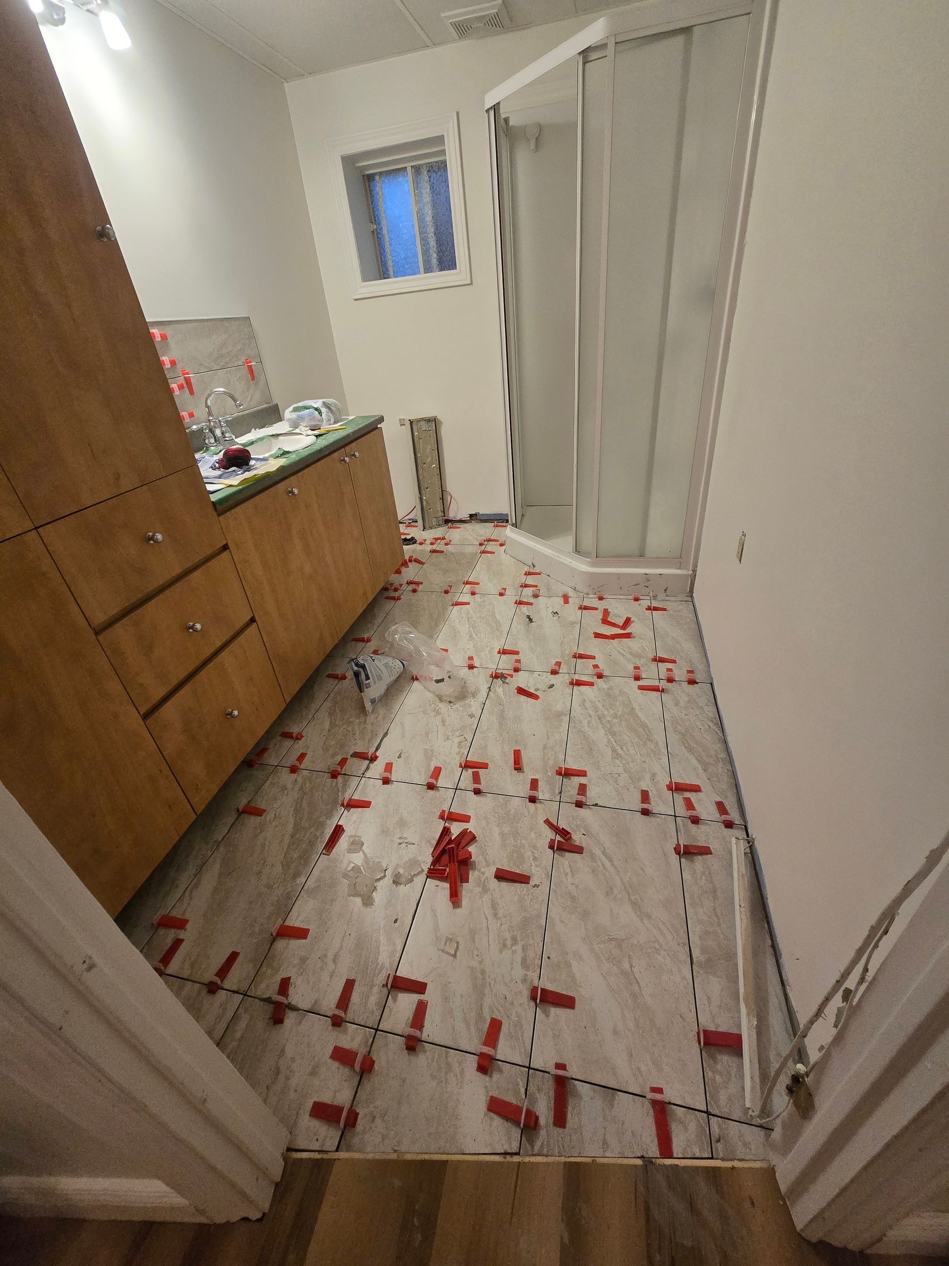 Une salle de bain avec beaucoup de ruban adhésif sur le sol.