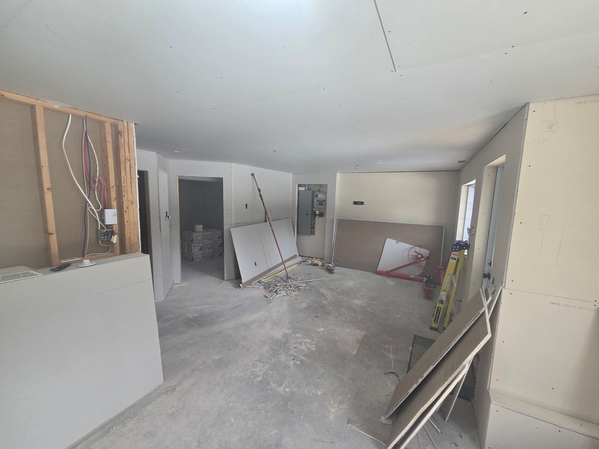 Une pièce en cours de rénovation avec beaucoup de cloisons sèches.