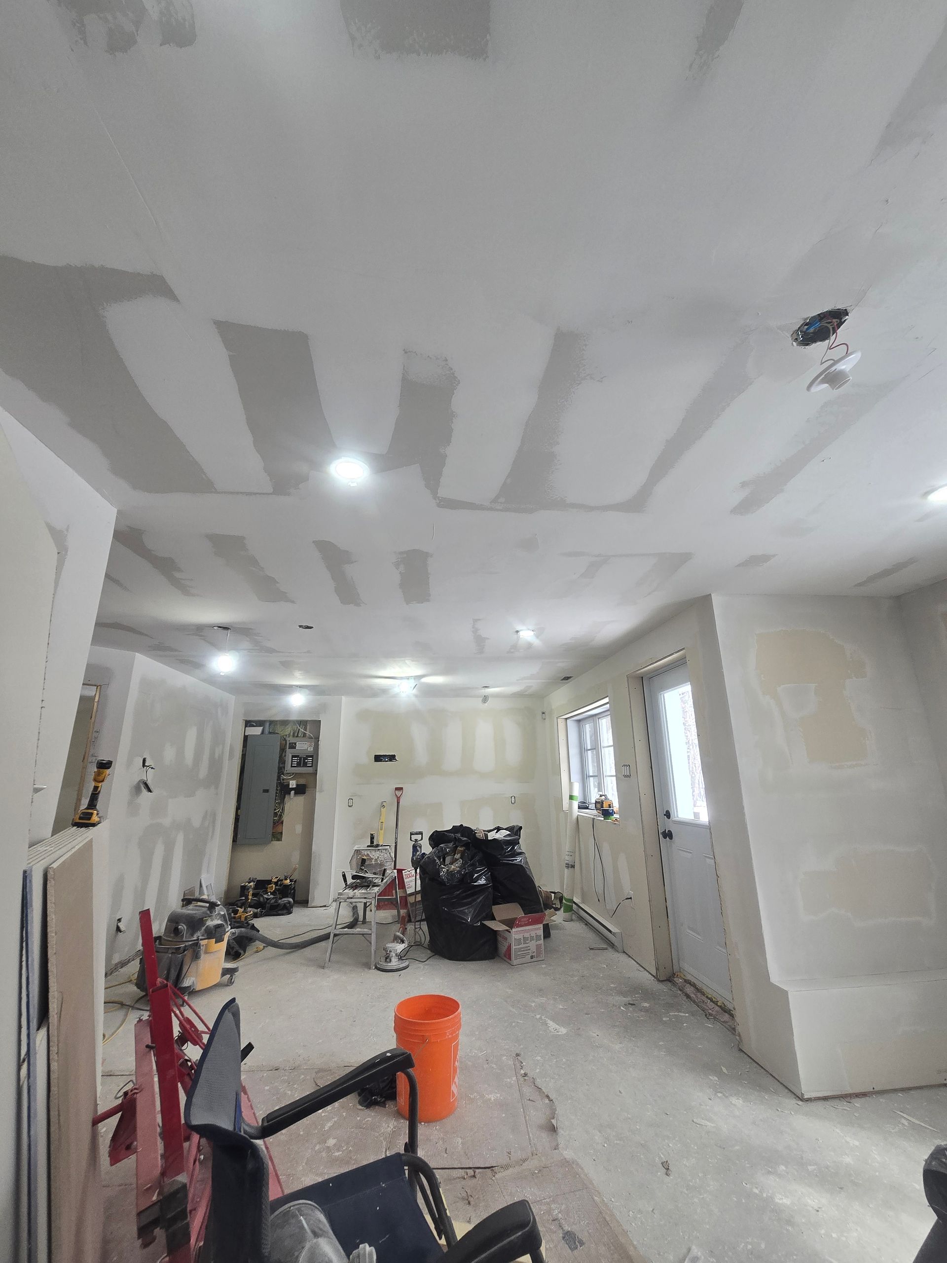 Une grande pièce avec un plafond en cours de rénovation.