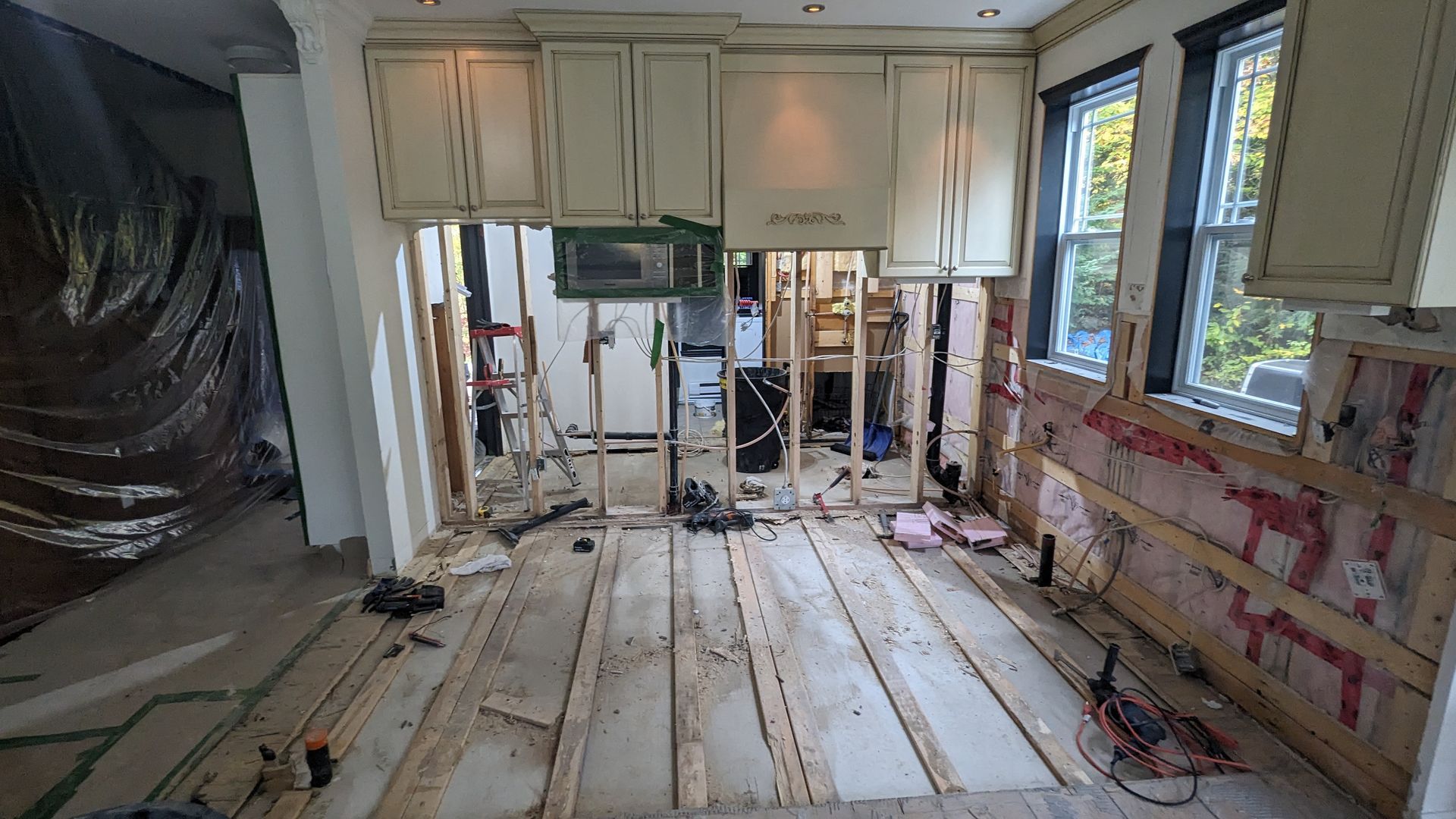 Une cuisine en construction avec planchers et armoires en bois.