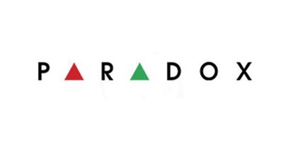Le mot « PARADOXE » en caractères noirs, avec la lettre « A » représentée par un triangle rouge et le second « A » par un triangle vert.